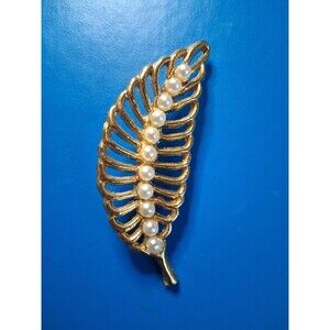 Vintage Brooch. Gold Tone Leaf w/Center Pearls. Approx. 3"